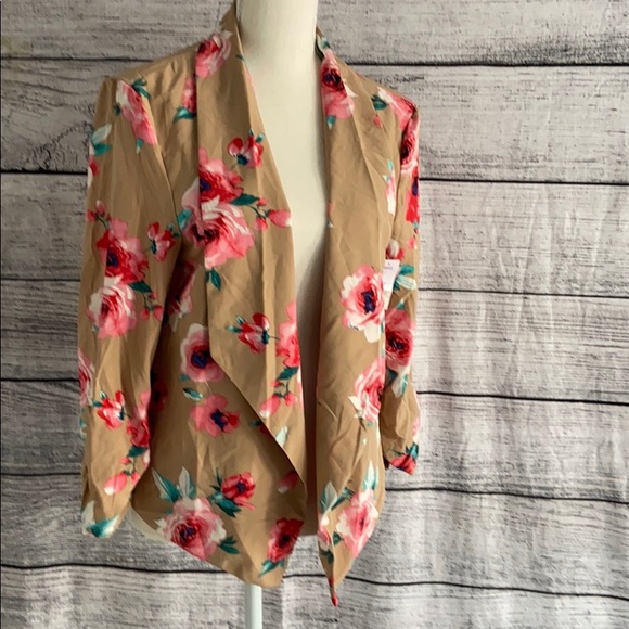 Beautiful blazer🌸 BOGO FREE - Picture 1 of 2
